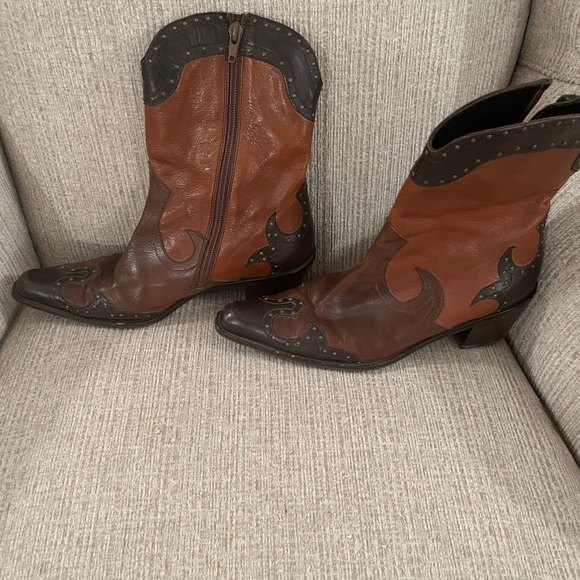 Country Western style above ankle boots. Light weight & comfy. Good condition. - Picture 2 of 10